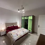 شقة فندقية اطلاله حديقه و فرش فندقى بمدينتي